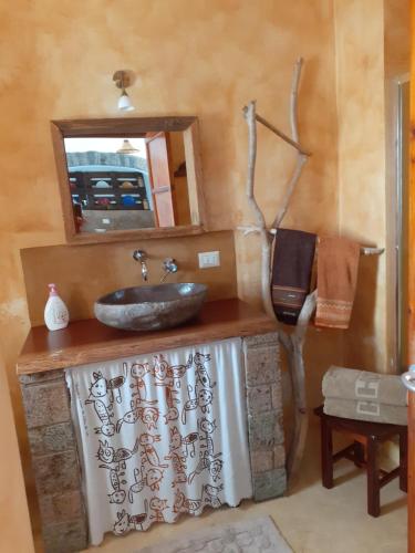 bagno con lavandino e specchio di Pantelleria 4 passi dal mare a Pantelleria