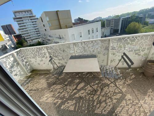 En balkon eller terrasse på Super chambre avec bureau