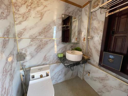 Centralhome 2 في Plei Brêng: حمام من الرخام مع حوض ومرحاض