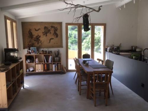 une salle à manger avec une table et quelques chaises dans l'établissement Bergerie en pleine nature (Grand Moulin), à Embres-et-Castelmaure
