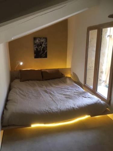 - une chambre avec un lit éclairé dans l'établissement Bergerie en pleine nature (Grand Moulin), à Embres-et-Castelmaure