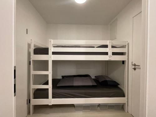 sypialnia z 2 łóżkami piętrowymi w pokoju w obiekcie Groot terras I luxe verblijf I tot 4 personen I 50m van de dijk I Nieuwpoort-Bad w mieście Nieuwpoort