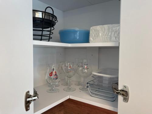 einem Schrank mit Weingläsern und Tellern in der Unterkunft Groot terras I luxe verblijf I tot 4 personen I 50m van de dijk I Nieuwpoort-Bad in Nieuwpoort