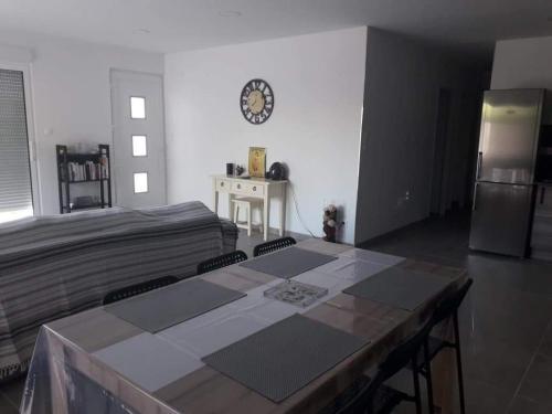 - une chambre avec un lit, une table et un réfrigérateur dans l'établissement Le petit NiCe, à Caromb