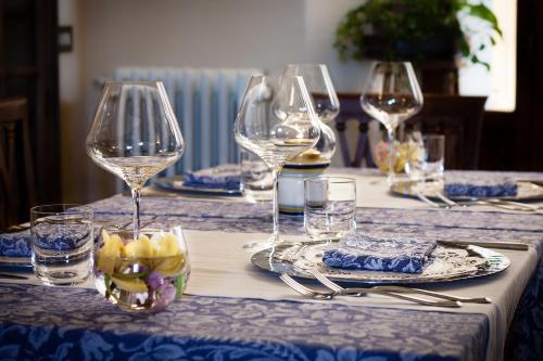 a table with wine glasses and a plate of food at Albergo Il Giglio in Montalcino