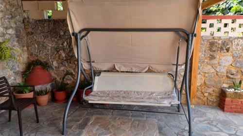 een bedframe in een patio met planten bij RafaelHouse in Chania