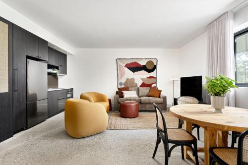 uma sala de estar com uma mesa e um sofá em Southcamp em Dunsborough