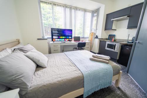 Kuchyň nebo kuchyňský kout v ubytování FREE PARKING Cosy Studios in Guest House close to city and QE and UOB!