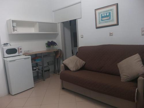 sala de estar con sofá y cocina pequeña en Apartamento en Castro Urdiales centrico comodo y bien ubicado, en Castro Urdiales