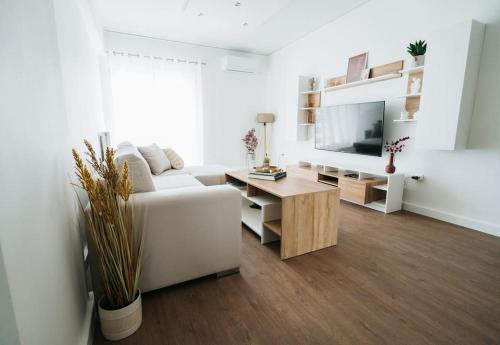 uma sala de estar com um sofá branco e uma mesa em Luxury Port View em Laurium