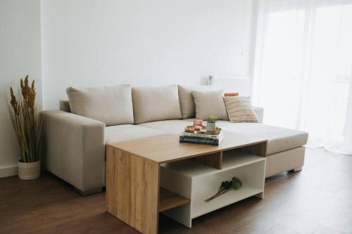 uma sala de estar com um sofá e uma mesa de centro em Luxury Port View em Laurium