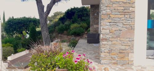 Gallery image of VILLA ANADINE - Aiguebonne BOULOURIS - PLEINE VUE MER - À 5 minutes à pied de la plage - Climatisée in Saint-Raphaël