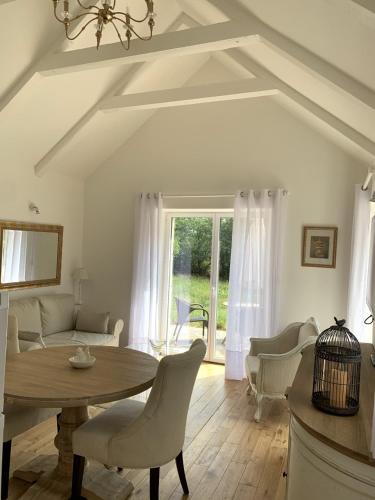 un salon avec une table et des chaises dans l'établissement Adorable petite maison en pleine nature, à Javols