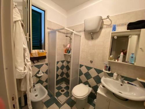 ein Bad mit einem WC und einem Waschbecken in der Unterkunft Villa Chia’ in Santa Cesarea Terme