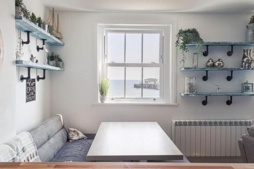 een woonkamer met een bank en een tafel bij Lovely 2- Bedroom Apartment with Stunning Sea Views in Worthing