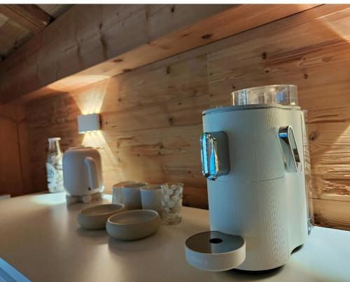 une cafetière blanche assise au-dessus d'un comptoir dans l'établissement Chambre Boille à Lait, à Entremont