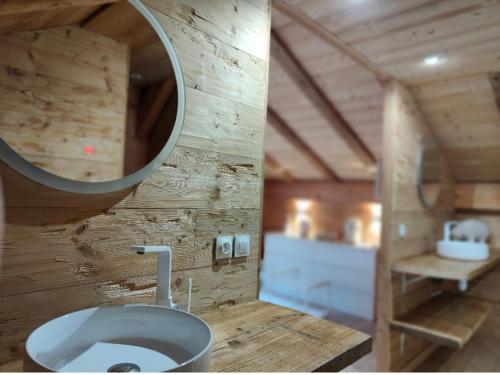 La salle de bains est pourvue de toilettes et d'un miroir mural. dans l'établissement Chambre Boille à Lait, à Entremont