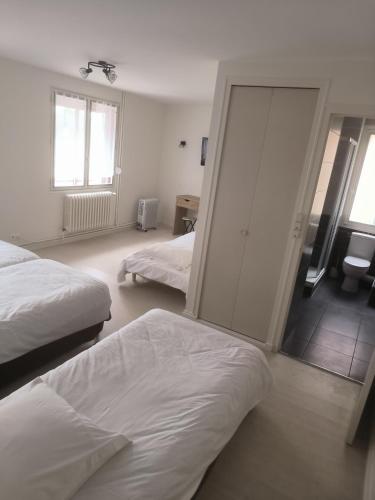 1 Schlafzimmer mit 2 Betten und einer Glasschiebetür in der Unterkunft A l'Orée de la Forêt in Campénéac