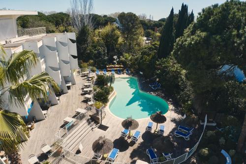 an aerial view of a swimming pool at a resort at Hotel Le Quetzal in La Grande-Motte