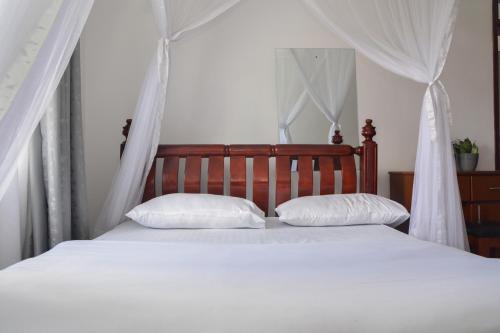 Una cama o camas en una habitación de Ashok Apartments