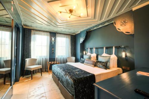 una camera d'albergo con letto e tavolo di Kocadon Museum Hotel a Bodrum City