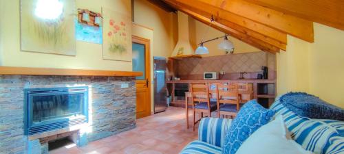 a living room with a couch and a fireplace at Apartamento con encanto in Taull