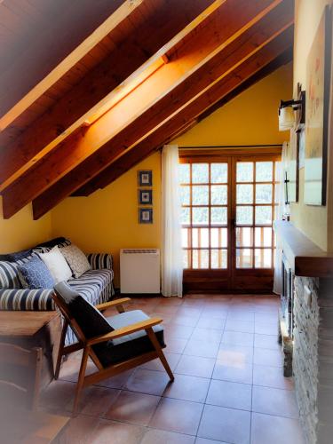 a living room with a couch and a fireplace at Apartamento con encanto in Taüll