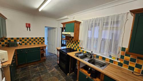 Kuchyň nebo kuchyňský kout v ubytování Sherwood Terrace 3 Bedroom 1 Double Bed 4 Single Beds Entire Property Contractors Welcome