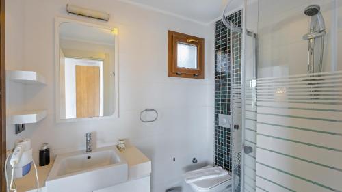 Ένα μπάνιο στο Villa Royal Hills 2