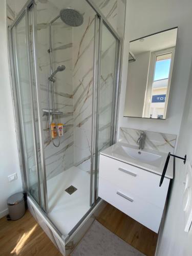 Ένα μπάνιο στο Brown Cosy Loft Centre