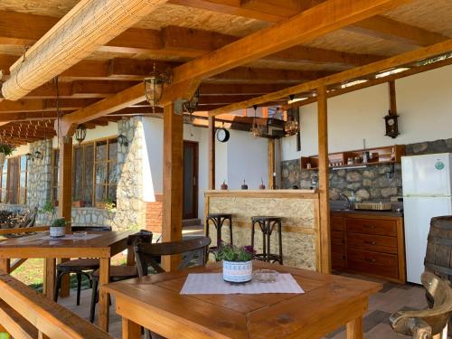 - une cuisine et une salle à manger avec des plafonds en bois et des tables dans l'établissement Sunset House, à Ohrid