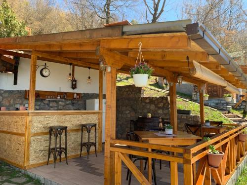 - un bar extérieur avec des tables et des chaises en bois dans l'établissement Sunset House, à Ohrid
