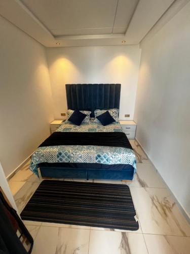 Un dormitorio con una cama con cabecero negro. en Golden Beach Elegance Sea View & Serenity, en Kenitra