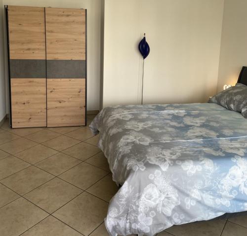 ein Schlafzimmer mit einem Bett und einer Kommode in der Unterkunft Appartamento 464 nel CUORE di Locarno con piscina in Locarno