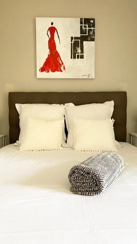 - une chambre dotée d'un lit blanc avec une photo sur le mur dans l'établissement Appt 4 pers-2 CHB-2 SDB-Piscine-Linge inclus-Literies faites à l'arrivée inclus-Parking, à Le Touquet-Paris-Plage