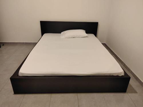 Postel nebo postele na pokoji v ubytování KAEC separate room with separate toilet shared apartment