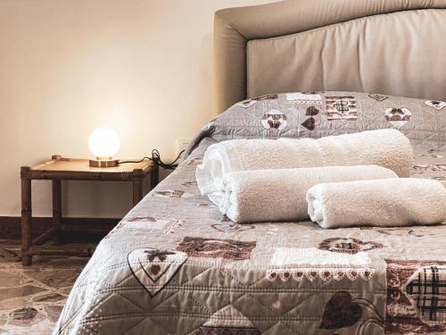 - une chambre avec un lit et une lampe sur une table dans l'établissement Villa Ginestra, à Santa Ninfa