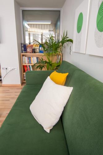 Urban Downtown Suite Xanthi 2BR - Meno Homes 4にあるベッド