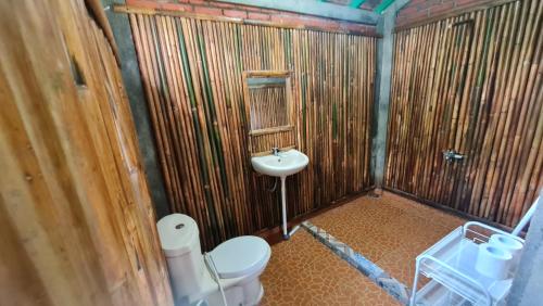 Baño pequeño con aseo y lavamanos en Rimba eco Resort, en Tomohon