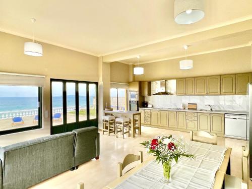 Η κουζίνα ή μικρή κουζίνα στο Beachfront Villa Bellevue by DadoVillas
