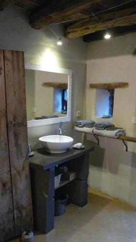 une salle de bain avec un lavabo et un miroir dans l'établissement Suites de Campagne Les Eydieux, petits déjeuners inclus, à Saint-Angel