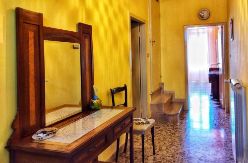uma casa de banho com uma cómoda com um espelho e um corredor em Nonna Domenica - Casa Vacanze @Gagliano Aterno em Gagliano Aterno