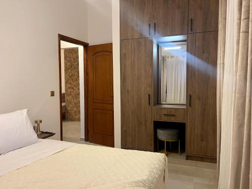 Ένα ή περισσότερα κρεβάτια σε δωμάτιο στο Porfyra Suite 2