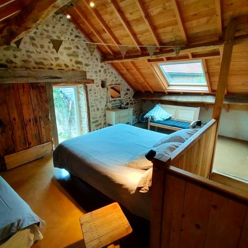- une chambre avec un grand lit dans un bâtiment dans l'établissement Suites de Campagne Les Eydieux, petits déjeuners inclus, à Saint-Angel