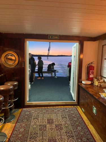 Una puerta a una habitación con vistas al agua en Showboat en Bergen