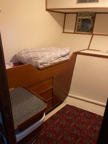 Habitación pequeña con cama en la parte superior de un mostrador en Showboat, en Bergen