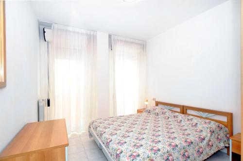 een slaapkamer met een bed en een aantal ramen bij Cristoforo Colombo in Caorle