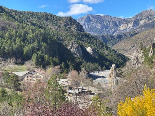 a view of a valley with a river and mountains at Le gîte de château vieux in Guillaumes