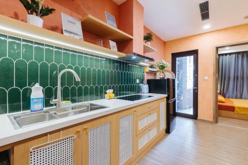 Η κουζίνα ή μικρή κουζίνα στο Ecopark QV Homestay NA