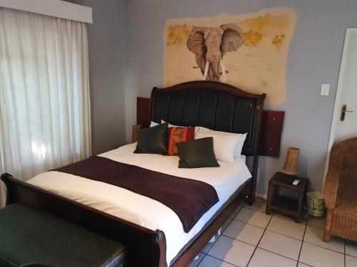 OlifantshoekにあるElephant Rock Innのベッドルーム(白いシーツを使用した大型ベッド1台付)